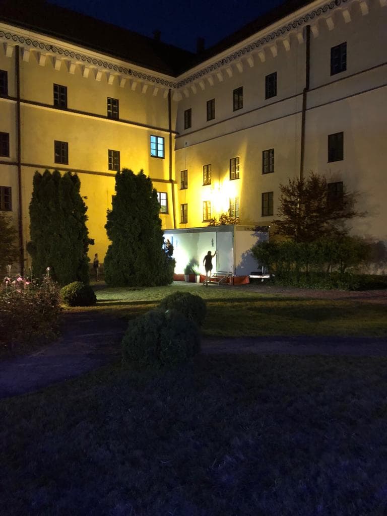 Mobile toilet rental